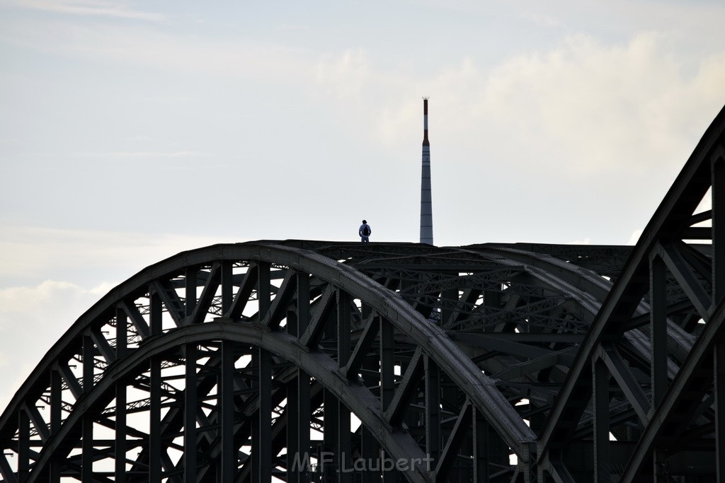 PSpringt kein Suizid Brueckenspringer Koeln Hohenzollernbruecke P069.JPG - Miklos Laubert